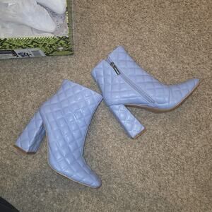 EUC Cape "likeme" Robbin periwinkle quilted zip up ankle boot heels sz 7.5